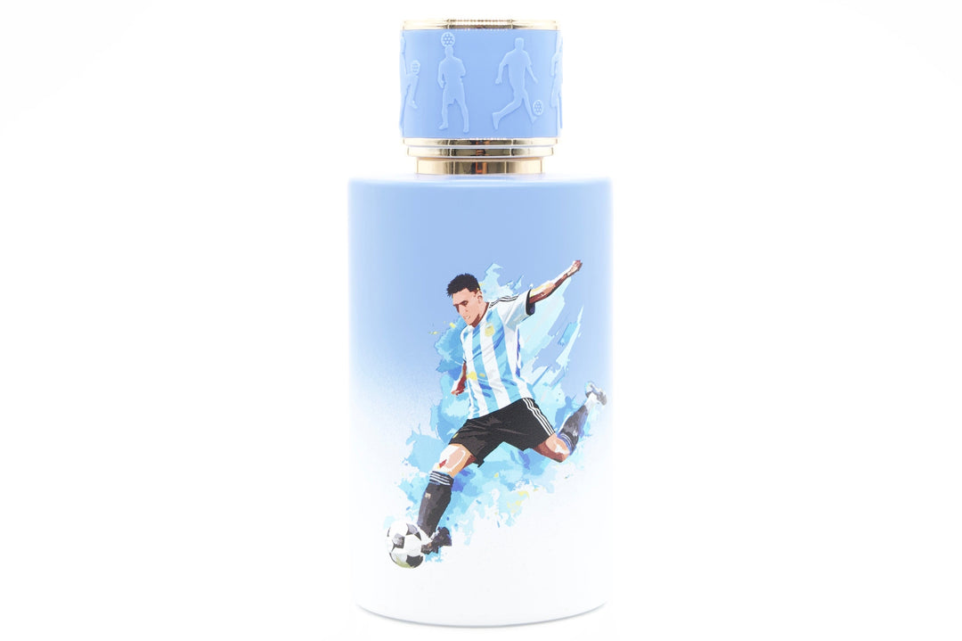 A cylindrical insulated bottle with a light blue cap and a printed graphic of a soccer player in an Argentina-style striped jersey, shown against a white background with studio lights visible on the sides.